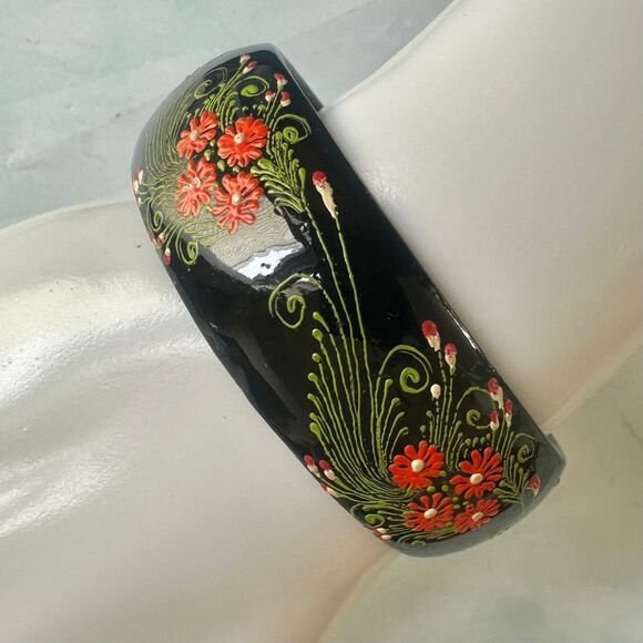 Hand-Painted Floral Lacquer Wood Bangle Bracelet - Picture 4 of 7